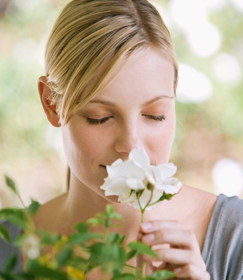 Mulher perfume flores